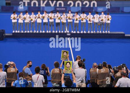 Award ceremony, victory ceremony, team Belgium BEL, winner, winner, Olympic champion, 1st place, gold medal, gold medalist, Olympic champion, gold medalist in the foreground the row of photographers feature, symbol photo, border motif, Australia - Belgium AUS - BEL 1: 1 ( 2: 3 after Shootout), Hockey, Final, Hockey Men, Men on August 5th, 2021, Oi Hockey Stadium, Olympic Summer Games 2020, from July 23rd. - 08.08.2021 in Tokyo/Japan. Stock Photo