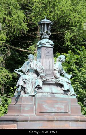 Allegorical figures on Kelvin Way bridge in Glasgow Stock Photo