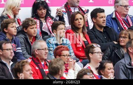 Munich, Germany. 05th Aug, 2021. ARCHIVFOTO : Ex Fussballprofi, DFB Kapitaen Michael BALLACK, mit neuer Freundin, auf der Ehrentribuene, Ehrengaeste, Prominenz, Promi, VIP, Kleidung, Jeans und Kindern Kinder Louis, Jordi, Emilio FC BAYERN Munich - FSV MAINZ 05 (2-0) Fussball 1. Bundesliga, Munich, am 23.05.2015, 34.Spieltag, Saison 2014/2015, 1.Liga, 1.Bundesliga, FCB, Deutscher Meister Credit: Peter Schatz/Alamy Live News Stock Photo