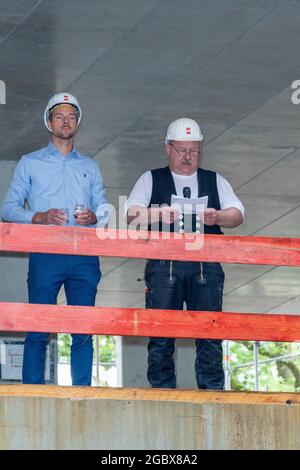 Jan Fritzsche, Projektleiter Firma Wolff und Polier Dennis Harms, Firma Wolff beim Richtfest der Martini-Klinik am Universitätsklinikum Hamburg-Eppend Stock Photo