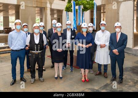 Jan Fritzsche, Projektleiter Firma Wolff, Feridun Bircan, Geschäftsführer Klinik Facility Management Eppendorf (KFE), Polier Dennis Harms, Firma Wolff Stock Photo