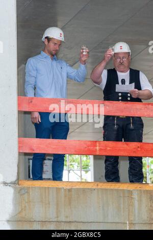 Jan Fritzsche, Projektleiter Firma Wolff und Polier Dennis Harms, Firma Wolff beim Richtfest der Martini-Klinik am Universitätsklinikum Hamburg-Eppend Stock Photo