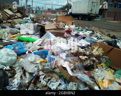 Large amounts of solid waste are deposited in the streets of the San Francisco municipality in Venezuela, this Thursday, August 5, 2021. The deterioration of basic public services such as electricity, garbage collection and drinking water. They have degraded the quality of life of Venezuelans to the limit, that the coronavirus pandemic has taken a back seat. While the Bolivarian government of President Nicolás Maduro is focused on the primaries for the mega elections on November 21 as the only priority. (Photo by Humberto Matheus/Sipa USA) Stock Photo