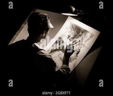 1950s COMMERCIAL ARTIST WORKING ON ADVERTISING ILLUSTRATION AT DRAFTING TABLE BRIGHT LIGHT ON ART WORK ARTIST WEARING A VISOR - a2808 DEB001 HARS MYSTERY COMMERCIAL LIFESTYLE JOBS COPY SPACE HALF-LENGTH PERSONS INSPIRATION MALES ARTIST PROFESSION CRAFT B&W ARTISTS VISION SKILL DREAMS OCCUPATION SKILLS BRIGHT HEAD AND SHOULDERS HIGH ANGLE CUSTOMER SERVICE CAREERS LABOR REAR VIEW EMPLOYMENT OCCUPATIONS CONCEPTUAL ILLUSTRATOR ARTS DRAFTING IMAGINATION STYLISH DEB001 EMPLOYEE ARTWORK BACK VIEW CREATIVITY MID-ADULT MID-ADULT MAN PRECISION TALENT VISOR BLACK AND WHITE CAUCASIAN ETHNICITY Stock Photo