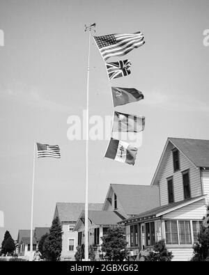 1940s FLYING FLAGS OF THE SECOND WORLD WAR ALLIED COUNTRIES UNITED STATES BRITISH EMPIRE SOVIET UNION CHINA AND FREE FRENCH  - h1386 HAR001 HARS AND LEADERSHIP LOW ANGLE POWERFUL WORLD WARS PRIDE WORLD WAR WORLD WAR TWO WORLD WAR II OF THE FREE POLITICS CONCEPT CONCEPTUAL SOVIET UNION STARS AND STRIPES STYLISH SUPPORT WORLD WAR 2 UNIFIED OLD GLORY SYMBOLIC BRITISH EMPIRE CONCEPTS COOPERATION FLAG POLE RED WHITE AND BLUE TOGETHERNESS ALLIED BLACK AND WHITE COUNTRIES GREAT BRITAIN HAR001 OLD FASHIONED REPRESENTATION UNITED KINGDOM USSR Stock Photo