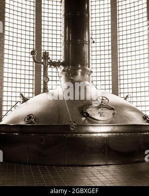 1930s 1940s NEW COPPER PRESSURE BREW KETTLE IN BEER BREWERY PENNSYLVANIA USA - i3404 HAR001 HARS OLD FASHIONED Stock Photo