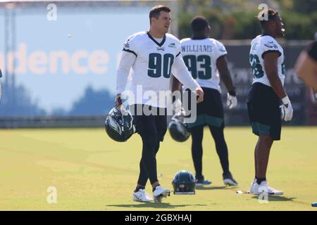 Philadelphia Eagles defensive end Ryan Kerrigan (90) warming up on