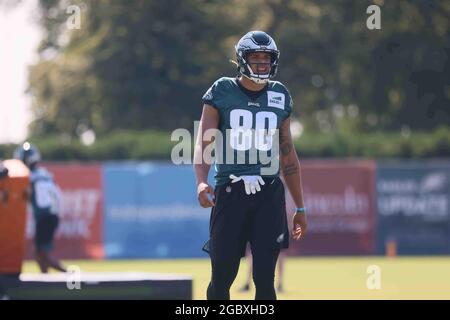 East Rutherford, New Jersey, USA. 5th Dec, 2021. Philadelphia Eagles tight  ends Tyree Jackson (80) and Jack Stoll (89) warmup prior to game against  the New York Jets at MetLife Stadium in