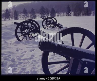 1980s WINTER SNOW SCENE OF REVOLUTIONARY WAR CONTINENTAL ARMY CANNONS IN ARTILLERY PARK AT VALLEY FORGE NATIONAL PARK PA USA - kh1639 LAN001 HARS 1776 CANNONS HARDSHIP WAR OF INDEPENDENCE COMMONWEALTH KEYSTONE STATE REVOLUTIONARY WAR REVOLT AMERICAN REVOLUTIONARY WAR NATIONAL PARK WINTERY 1770s COLONIES NATIONAL PARK SERVICE ARTILLERY CONTINENTAL ARMY OLD FASHIONED Stock Photo