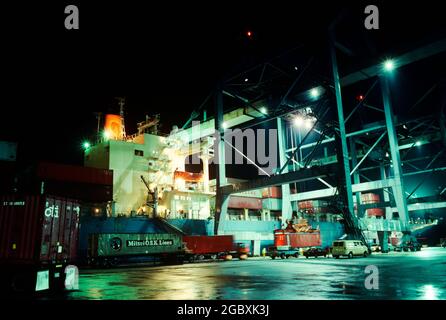 1990s OFFLOADING SHIPPING CONTAINERS FROM CONTAINER SHIP DURING NIGHT SHIFT SAVANNAH STATE DOCKS SAVANNAH GEORGIA USA - ks34537 SMT001 HARS INNOVATION EMPLOYMENT OCCUPATIONS SHIFT SAVANNAH CONCEPTUAL DELIVER HOIST UNLOAD FREIGHTER COMMERCE SHIPPING WHITE LIGHT GA OLD FASHIONED Stock Photo