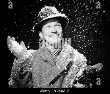 1950s SNOW FALLING AT NIGHT ON SMILING MAN BUNDLED UP FOR WINTER IN HAT SCARF OVERCOAT AND GLOVES HANDS MAKING ACCEPTING GESTURE - s7774 DEB001 HARS FACIAL STYLE COMMUNICATION COMIC PLEASED JOY LIFESTYLE CELEBRATION HEALTHINESS HOME LIFE NATURE COPY SPACE HALF-LENGTH PERSONS INSPIRATION MALES SPIRITUALITY CONFIDENCE EXPRESSIONS B&W COVERED HUMOROUS HAPPINESS WELLNESS HEAD AND SHOULDERS CHEERFUL PROTECTION OVERCOAT AND EXCITEMENT RECREATION COMICAL AT IN ON OPPORTUNITY UP SMILES ACCEPTING CONCEPTUAL COMEDY CONTENT IMAGINATION JOYFUL STYLISH BUNDLED DEB001 FLAKES MID-ADULT MID-ADULT MAN Stock Photo