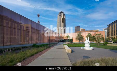 Des Moines Central Library in front of Des Moines tallest building (801 Grand) at 1000 Grand Avenue in Des Moines, Iowa Stock Photo