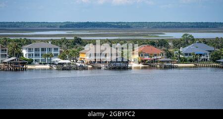 Waterfront homes on the St. Johns River at Little Marsh Island in Jacksonville, Florida. (USA) Stock Photo