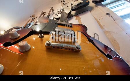 Berlin, Germany. 05th Aug, 2021. Left-handed guitar stand in a guitar shop. Credit: Paul Zinken/dpa/Alamy Live News Stock Photo
