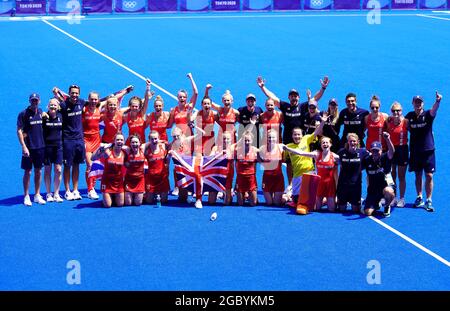 Great Britain players and staff celebrate winning bronze in the Women's Bronze Medal Match at the Oi Hockey Stadium on the fourteenth day of the Tokyo 2020 Olympic Games in Japan. Picture date: Friday August 6, 2021. Stock Photo