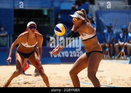 Tokyo, Japan. 6th Aug, 2021. April Ross/Alix Klineman of the United States compete during the women's beach volleyball gold medal match between the United States and Australia at the Tokyo 2020 Olympic Games in Tokyo, Japan, Aug. 6, 2021. Credit: Lan Hongguang/Xinhua/Alamy Live News Stock Photo