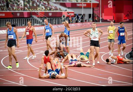 The decathletes exhausted at the finish, athletics, 1500m run, decathlon, Men's Decathlon, on August 5th, 2021 Olympic Summer Games 2020, from July 23rd. - 08.08.2021 in Tokyo/Japan. Stock Photo