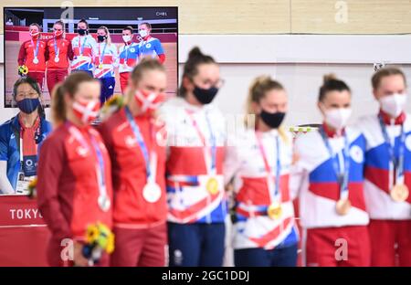 Izu, Japan. 06th Aug, 2021. Cycling/Track: Madison, Women, Final at Izu Velodrome. Katie Archibald (3rd from left) and Laura Kenny from Great Britain celebrate their gold medal at the award ceremony next to silver medallists (l) Amalie Dideriksen and Julie Leth from Denmark and bronze medallists (r) Gulnaz Khatuntseva and Mariia Novolodskaia from Russia. Credit: Sebastian Gollnow/dpa/Alamy Live News Stock Photo