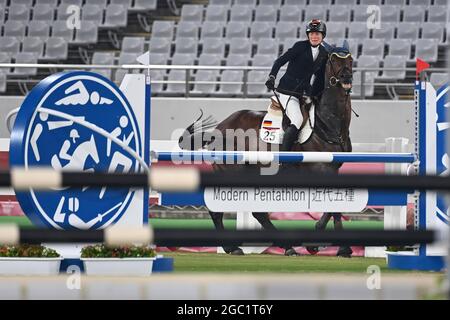 Tokyo, Japan. August 6th 2021: Annika SCHLEU (GER) on the horse SAINT BOY, refusal, the horse shies, desperate, desperation, show jumping, Riding Show Jumping, modern pentathlon individual of women, Womenv ¢ ¬A¬ôs Individual, Modern Pentathlon, on August 6th, 2021. Olympic Summer Games 2020, from 23.07. - 08.08.2021 in Tokyo/Japan. Credit: dpa picture alliance/Alamy Live News Stock Photo