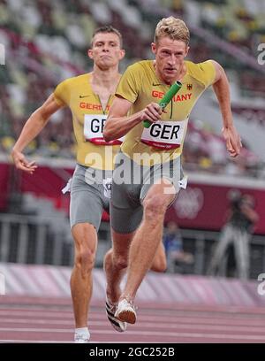 Tokyo, Japan. 06th Aug, 2021. Athletics: Olympics, 4 x 400 m, men, heats at the Olympic Stadium. Germany's Jean Paul Bredau (l) hands over to Manuel Sanders. Credit: Michael Kappeler/dpa/Alamy Live News Stock Photo