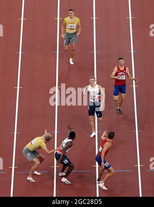 Tokyo, Japan. 06th Aug, 2021. Athletics: Olympics, 4 x 400 m, men, heats at the Olympic Stadium. Germany's Jean Paul Bredau (o) hands over to Manuel Sanders (l). Credit: Oliver Weiken/dpa/Alamy Live News Stock Photo