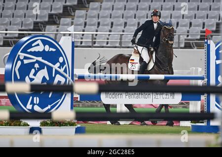 Annika SCHLEU (GER) on the horse SAINT BOY, refusal, the horse shies away, desperate, desperation, weeps, weep. Show jumping, Riding Show Jumping, Modern women's pentathlon, WomenÕs Individual, Modern Pentathlon, on August 6th, 2021. Olympic Summer Games 2020, from 23.07. - 08.08.2021 in Tokyo/Japan. Stock Photo