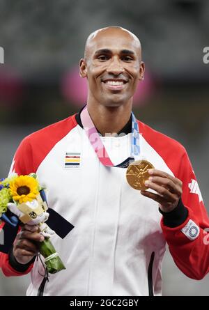 Tokyo, Japan. 06th Aug, 2021. Tokyo, Japan. 06th Aug, 2021. Damian Warner of Canada poses with his gold medal for the men's decathlon at the Tokyo Olympics on Aug. 6, 2021, at the National Stadium. (Kyodo)==Kyodo Photo via Credit: Newscom/Alamy Live News