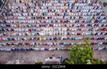 Barishal, Bangladesh. 06th Aug, 2021. Aerial view take with a drone, shows People attend a Muslim Funeral of a person who lost the battle against Covid-19 disease, Bangladesh has reached the highest peak of deaths from Coronavirus reaching 264 death and more than 16,000 positive cases everyday in Bangladesh. On August 6, 2021 in Barishal, Bangladesh. (Photo by Mustasinur Rahman Alvi/Eyepix Group/Pacific Press) Credit: Pacific Press Media Production Corp./Alamy Live News Stock Photo