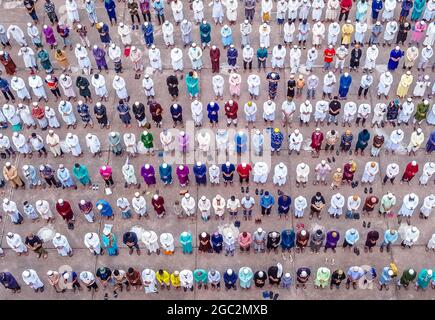 Barishal, Bangladesh. 06th Aug, 2021. Aerial view take with a drone, shows People attend a Muslim Funeral of a person who lost the battle against Covid-19 disease, Bangladesh has reached the highest peak of deaths from Coronavirus reaching 264 death and more than 16,000 positive cases everyday in Bangladesh. On August 6, 2021 in Barishal, Bangladesh. (Photo by Mustasinur Rahman Alvi/Eyepix Group/Pacific Press) Credit: Pacific Press Media Production Corp./Alamy Live News Stock Photo