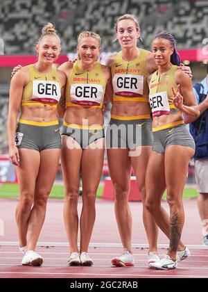 Tokyo, Japan. 06th Aug, 2021. Athletics: Olympics, 4 x 100 m, women, final at the Olympic Stadium. The German relay team with Gina Lückenkemper (l-r), Rebekka Haase, Alexandra Burghardt and Tatjana Pinto stand together after the race. Credit: Michael Kappeler/dpa/Alamy Live News Stock Photo