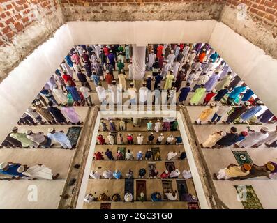 Barishal, Bangladesh. 06th Aug, 2021. Aerial view take with a drone, shows People attend a Muslim Funeral of a person who lost the battle against Covid-19 disease, Bangladesh has reached the highest peak of deaths from Coronavirus reaching 264 death and more than 16,000 positive cases everyday in Bangladesh. On August 6, 2021 in Barishal, Bangladesh. Photo by Mustasinur Rahman Alvi/Eyepix/ABACAPRESS.COM Credit: Abaca Press/Alamy Live News Stock Photo