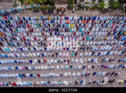 Barishal, Bangladesh. 06th Aug, 2021. Aerial view take with a drone, shows People attend a Muslim Funeral of a person who lost the battle against Covid-19 disease, Bangladesh has reached the highest peak of deaths from Coronavirus reaching 264 death and more than 16,000 positive cases everyday in Bangladesh. On August 6, 2021 in Barishal, Bangladesh. Photo by Mustasinur Rahman Alvi/Eyepix/ABACAPRESS.COM Credit: Abaca Press/Alamy Live News Stock Photo