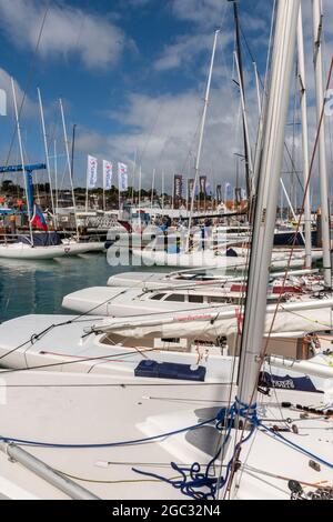 cowes week, isle of wight, cowes yacht haven, busy marina, moorings, pontoons, jetties, yachts moored on pontoon berths in marina. Stock Photo