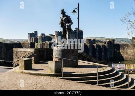 Tommy Cooper Statue and Caerphilly castle (Castell Caerffili). Caerphilly, Gwent, south Wales, UK, Britain Stock Photo