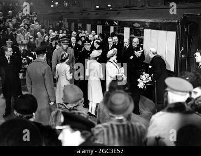 The Royal Tour Jan 31st 1947 The King and Queen accompanied by Princess Elizabeth and Princess Margaret left Lonson today (Fri) on the first stage of their journey to South Africa. Photo shows the farewell scene at Waterloo as the family board the special train to Portsmouth. Stock Photo