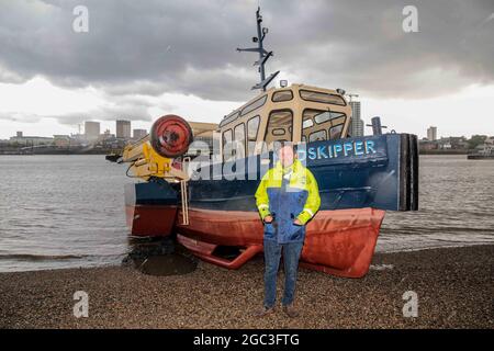 London, UK. 06 August 2021 British artist James Capper in front of MUDSKIPPER The fully-mobile sculpture able to move across water and land through the use of two hydraulic step-type propulsion legs with component TREADPAD feet. demonstrating how this amphibian vessel comes ashore at the Royal Docks. Paul Quezada-Neiman/Alamy Live News Stock Photo