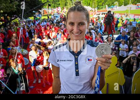 Prague, Czech Republic. 06th Aug, 2021. Czech tennis player Marketa Vondrousova shows her silver medal from the Tokyo 2020 Summer Olympics, on August 6, 2021, at The Olympic festival Tokyo 2020 in Prague, Czech Republic. Credit: Vit Simanek/CTK Photo/Alamy Live News Stock Photo