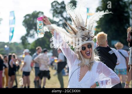 Wilderness Festival, Oxfordshire, UK. 6th Aug, 2021. Revellers enjoy Wilderness Festival on a warm, sunny Friday as the event starts its 10th year. It was postponed in 2020 due to Covid, but has been able to go ahead in 2021 with strict testing in place. Credit: Andrew Walmsley/Alamy Live News Stock Photo