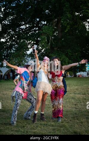 Wilderness Festival, Oxfordshire, UK. 6th Aug, 2021. Revellers enjoy Wilderness Festival on a warm, sunny Friday as the event starts its 10th year. It was postponed in 2020 due to Covid, but has been able to go ahead in 2021 with strict testing in place. Credit: Andrew Walmsley/Alamy Live News Stock Photo