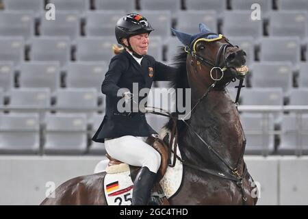 Tokyo, Japan. 06th Aug, 2021. Annika SCHLEU (GER) on the horse SAINT BOY, refusal, the horse shies, desperate, desperation, weep, cries, show jumping, Riding Show Jumping, modern pentathlon individual of women, womenÕs individual, modern Pentathlon, on August 6th, 2021. Olympic Summer Games 2020, from 23.07. - 08.08.2021 in Tokyo/Japan. Credit: dpa picture alliance/Alamy Live News Stock Photo