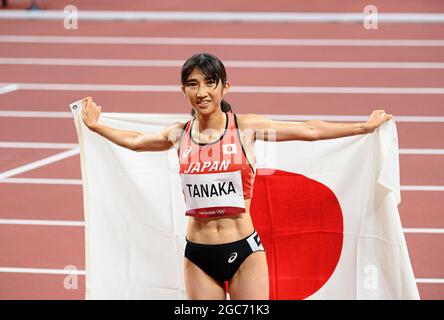 Tokyo, Japan. 06th Aug, 2021. Nozomi TANAKA (JPN) cheers at the goal, jubilation, cheering, joy, cheers, with the Japanese flag, athletics, women's 1500m final, women's 1500m relay final, on 08/06/2021 2020 Summer Olympics, from 23.07. - 08.08.2021 in Tokyo/Japan. Credit: dpa/Alamy Live News Stock Photo