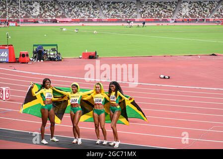 Tokyo, Japan. 06th Aug, 2021. Team JAM, with Briana WILLIAMS, Elaine THOMPSON-HERAH, Shelly-Ann FRASER-PRYCE, Shericka JACKSON, winner, Olympic champion, 1st place, gold medal, gold medalist, Olympic champion, gold medalist, cheering with the flag of Jamaica, jubilation, cheers, joy, cheers, athletics, final 4x 100m relay of women, women's 4 x 100m relay final, on 06.08.2021 Summer Olympics 2020, from 23.07. - 08.08.2021 in Tokyo/Japan. Credit: dpa/Alamy Live News Stock Photo