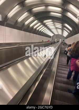 clapham south escalators 7EP サイコビリー　ガレージ Steep long escalators at the new upper East Side 2nd Avenue