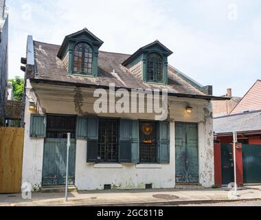 NEW ORLEANS, LA, USA - JULY 31, 2021: Creole Cottage on St. Philip Street in the French Quarter Stock Photo