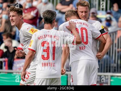 Flensburg, Germany. 07th Aug, 2021. Football: DFB Cup, 1st round, SC Weiche Flensburg 08 - Holstein Kiel. Kiel's Phil Neumann (l-r), Kiel's Fin Bartels, Kiel's Fiete Arp and Kiel's Hauke Wahl celebrate the goal for 1:0. Credit: Axel Heimken/dpa - IMPORTANT NOTE: In accordance with the regulations of the DFL Deutsche Fußball Liga and/or the DFB Deutscher Fußball-Bund, it is prohibited to use or have used photographs taken in the stadium and/or of the match in the form of sequence pictures and/or video-like photo series./dpa/Alamy Live News Stock Photo