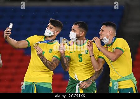 (210808) --, Aug. 8, 2021 (Xinhua) -- Luiz Douglas (C) and his teammates of Brazil display their gold medals during the awarding ceremony for the men's football at the Tokyo 2020 Olympic Games in Yokohama, Japan, Aug. 7, 2021. (Xinhua/Lu Yang) Stock Photo