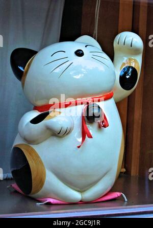 Welcoming Ceramic lucky cat in Kiyomizu-dera, Kyoto, Japan Stock Photo