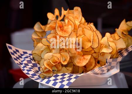 https://l450v.alamy.com/450v/2gc9k18/a-serving-of-curly-potato-chips-or-ribbon-fries-for-sale-at-an-outdoor-food-booth-in-santa-fe-new-mexico-2gc9k18.jpg