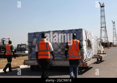 Lusaka, Zambia. 7th Aug, 2021. Workers transfer a batch of China's Sinopharm vaccines at the Kenneth Kaunda International Airport in Lusaka, Zambia, on Aug. 7, 2021. A batch of China's Sinopharm vaccines arrived in Zambia on Saturday to be part of the southern African nation's basket of COVID-19 vaccines. Credit: Zhao Yupeng/Xinhua/Alamy Live News Stock Photo