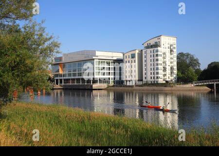 Karlstad, Sweden - July 16, 2021: Two canoeists on the Klaralven river in front of Karlstad CCC, conference, culture and congress center in Karlstad. Stock Photo